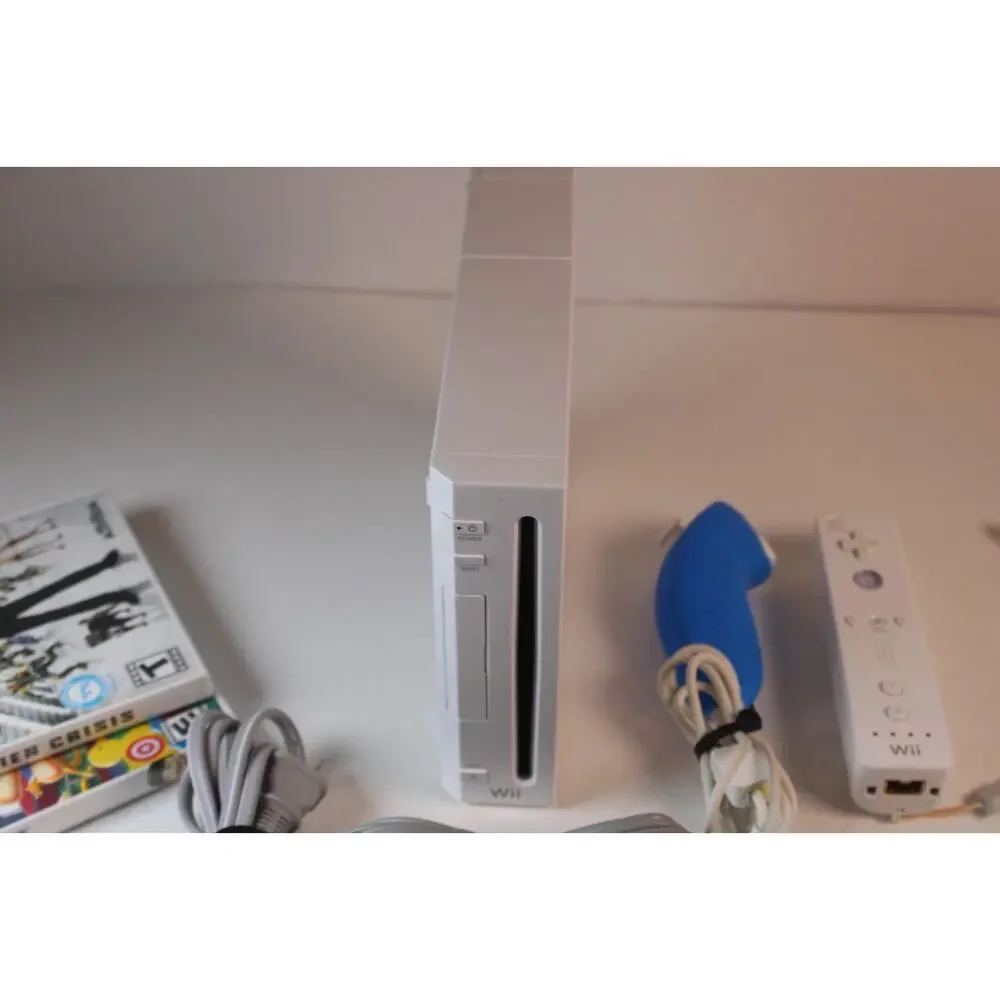 Nintendo Wii White Console RVL-001 W/ 1 OEM controller/chuk, 2 games, cord